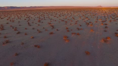 una hermosa antena baja en movimiento rápido sobre el desierto de mojave al amanecer o al atardecer 5