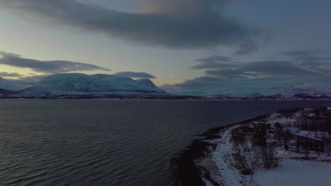 Hermoso-Paisaje-Tomado-De-Una-Puesta-De-Sol-Durante-Una-Noche-Polar-En-Noruega