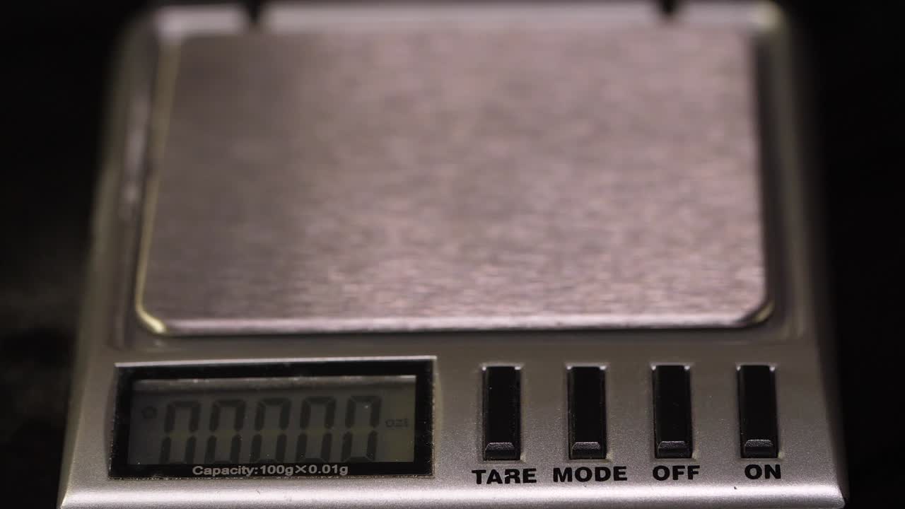 디지털 스케일로 작은 물체를 무게를 매는 것