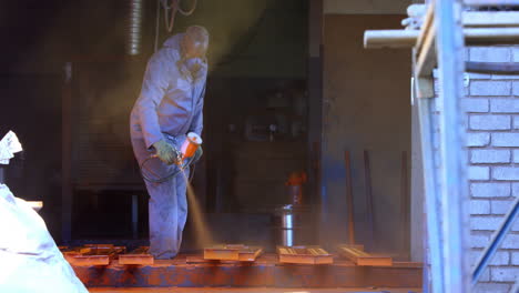 Metallschmied-Mit-Spritzlackiermaschine-In-Der-Werkstatt-4k