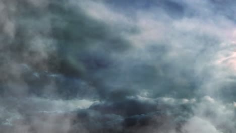 punto de vista hacia las gruesas nubes cumulonimbus en el cielo