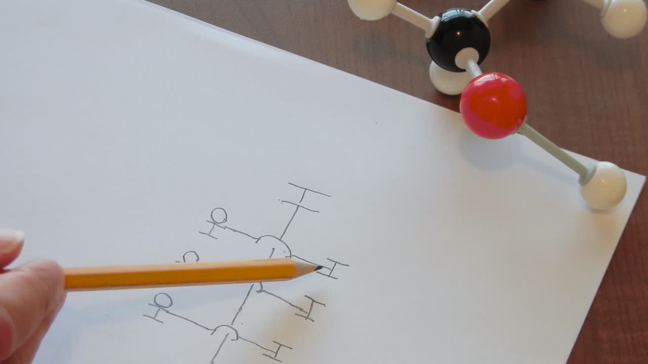 정확성을 보장하기 위해 화학식을 공부하는 사람