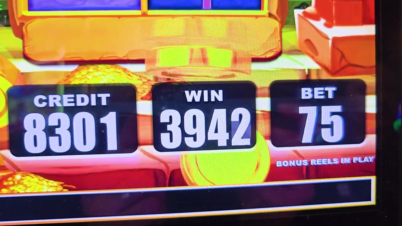 I rulli di slot da casinò riempiono lo schermo con funghi luminosi, monete d'oro, lettere e icone di cristallo mentre una grande vincita lampeggia sul display animato del gioco