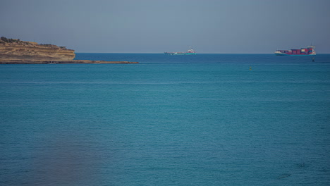 Industrieschiff-Verlässt-Den-Hafen-Der-Insel-Malta,-Zeitrafferansicht