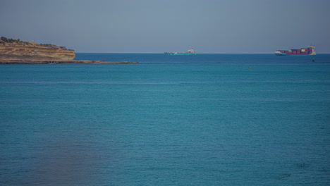 Buque-Industrial-Saliendo-Del-Puerto-De-La-Isla-De-Malta,-Vista-De-Lapso-De-Tiempo