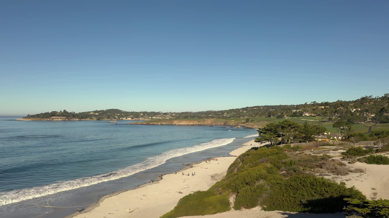 carmel california beach durante un día soleado con cielo azul