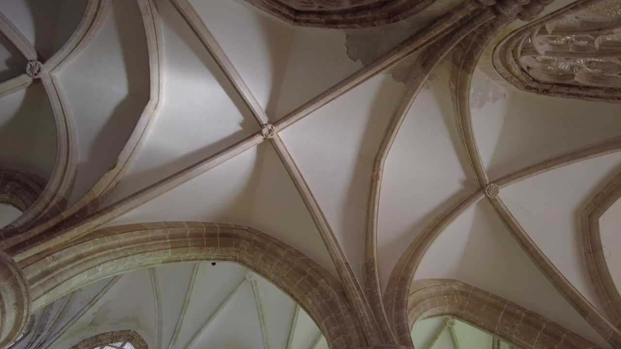 interior de lala mustafa paşa camii, originalmente conocida como la catedral de san nicolás y más tarde como la mezquita de santa sofía de farmagusta.