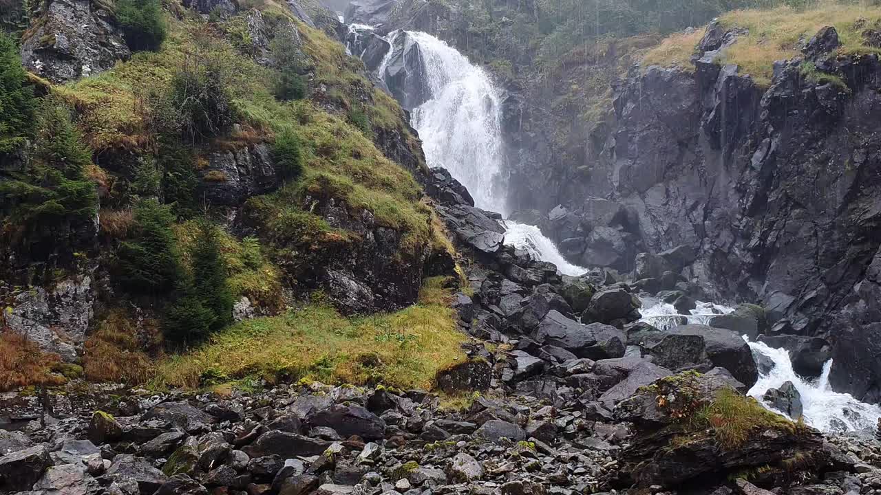 cascada de latefossen bajo la lluvia en noruega
