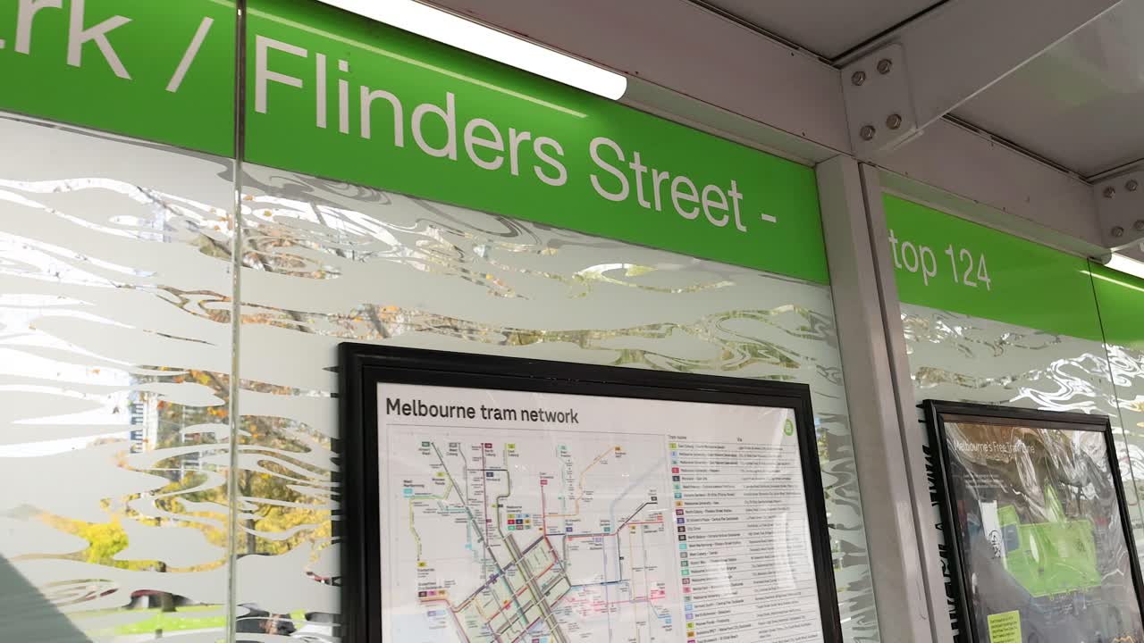 parada de tranvía con mapas y horarios