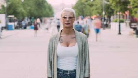 mujer caminando por una calle de la ciudad