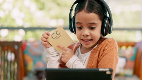 alfabeto, hablando y niño con una computadora portátil