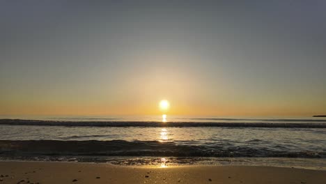 Zeitraffer-Des-Sonnenaufgangs-Von-Der-Küste-Aus,-Blick-Aus-Niedriger-Perspektive