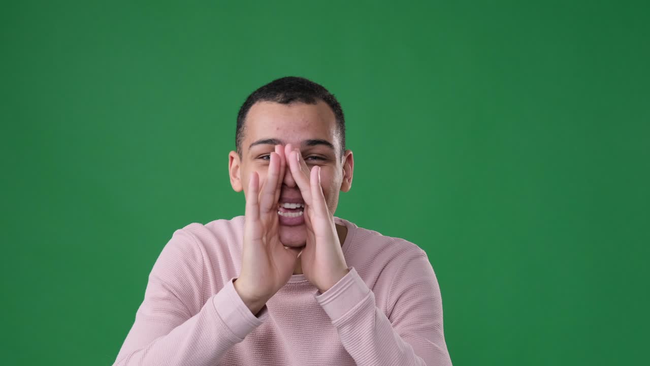 hombre gritando con las manos cubiertas alrededor de la boca