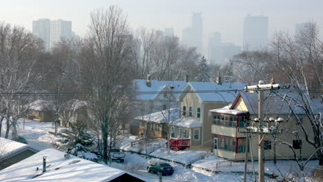 strada della città di minneapolis inverno nevoso con skyline del centro