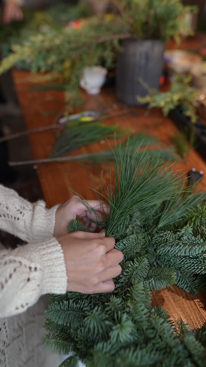 haciendo una corona de navidad