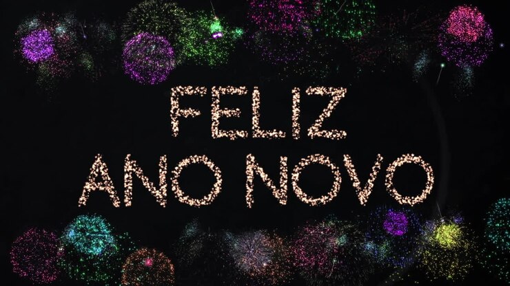 Animación del texto "Feliz Ano Novo" con fuegos artificiales explotando sobre un fondo negro