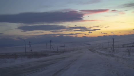 Auto-Kämpft-Im-Schneesturm