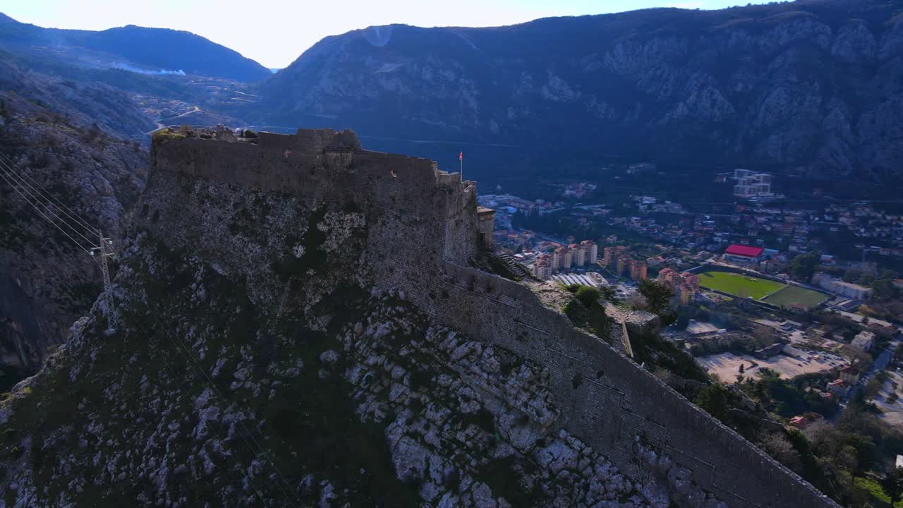관광 명소 은 산꼭대기에 있는 고대 요새, 봄에 계곡에 있는 역사적인 도시, 빛, 공중 비행.