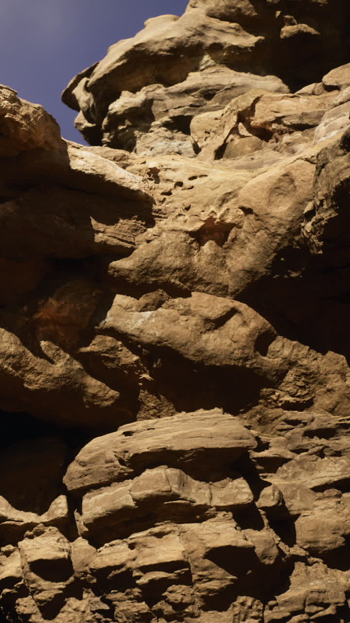 Le rocce formano una struttura naturale in un canyon in pieno giorno in un'area desertica.