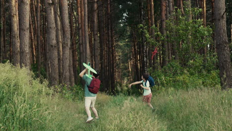 bambini che giocano con i giocattoli nella foresta