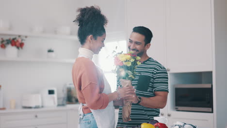 Pareja,-Hogar-Y-Ramo-De-Flores