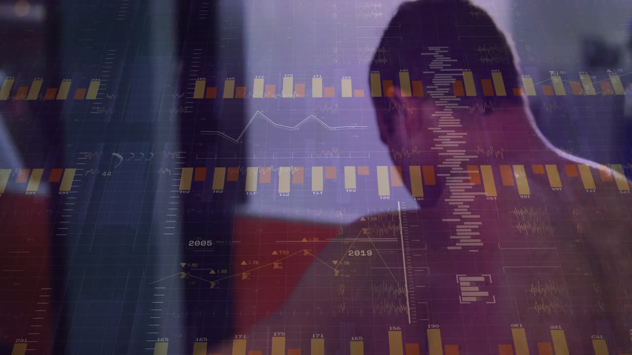 Homem segurando as alças do pec-deck, realizando exercício de peito (fly) com gráficos de desempenho físico expandindo e monitorando a força