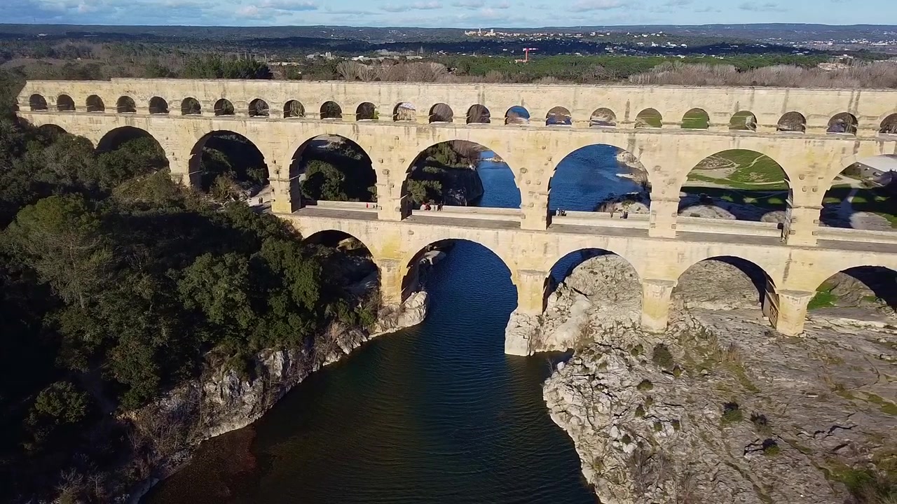 Pont du Gard. Ponte del Gard. Ponte acquedotto romano sul fiume. Vista aerea. Il ponte romano più alto del mondo, con tre livelli di arcate. Remoulins. Francia.