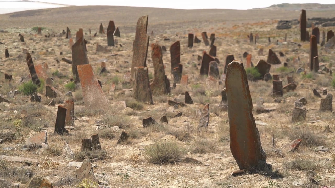 Antigas Lápides de Pedra em uma Paisagem Desértica