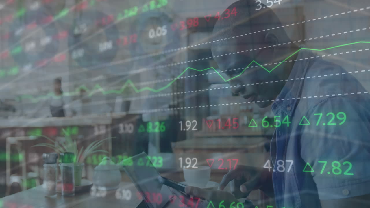 animación de tablero de comercio multicolor sobre hombre afroamericano usando teléfono inteligente en el café