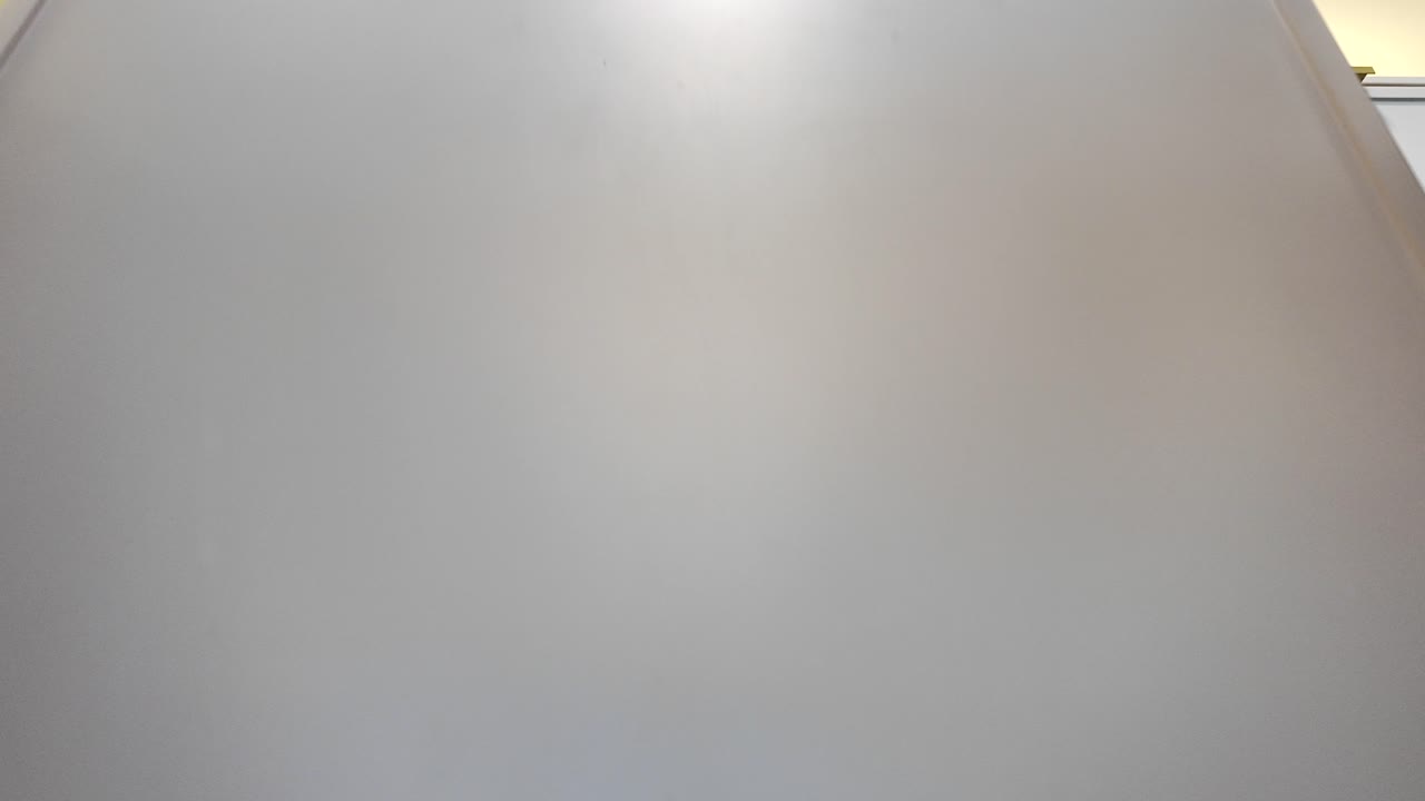 Porta di cucina moderna che si apre e si chiude, slow motion