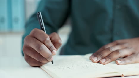 manos, hombre de negocios y la escritura en el libro