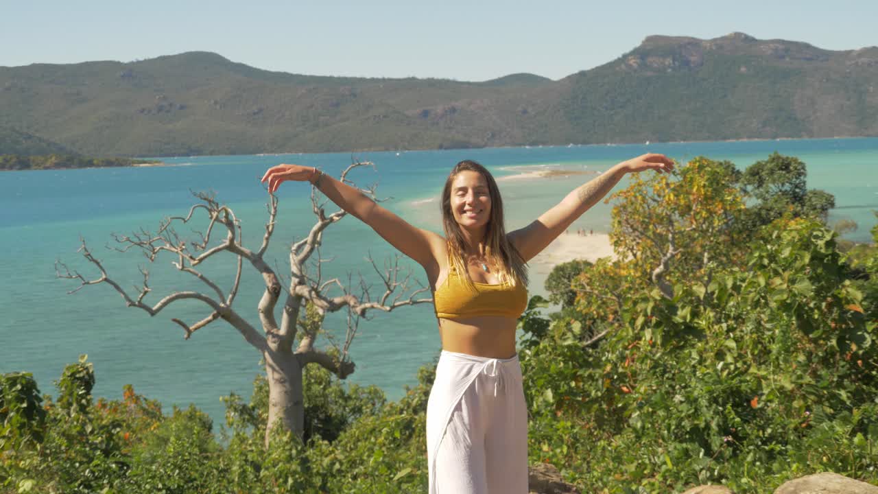 mujer bonita en el mirador de la isla de langford, whitsundays del norte, qld australia