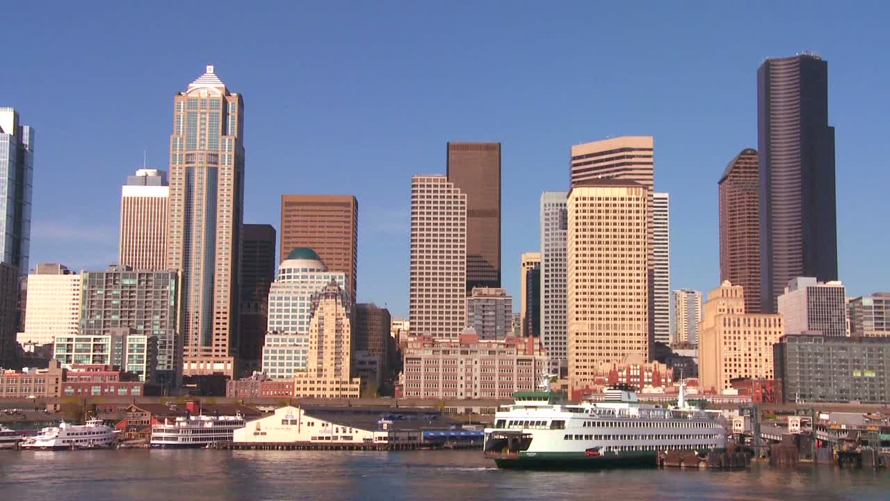 2에 접근하는 페리에서 본 시애틀의 도시