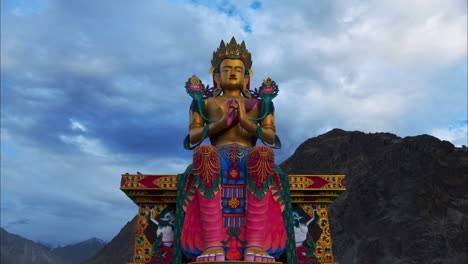 Imágenes-De-Lapso-De-Tiempo-De-La-Famosa-Estatua-De-Buda-Maitreya-De-32-Metros-De-Altura-En-La-Región-De-Ladakh-De-La-India