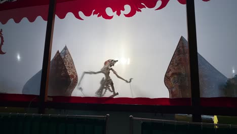 silueta de las marionetas wayang kulit o de las sombras de java