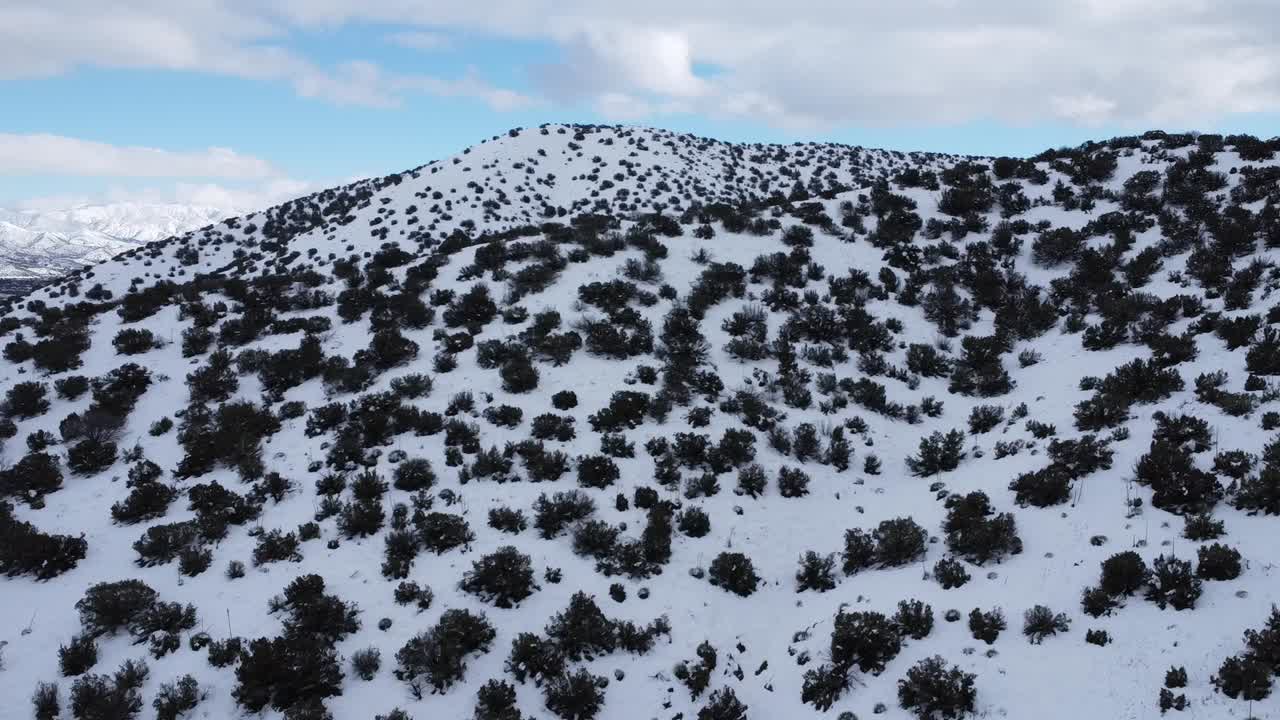 Vista aerea delle montagne innevate