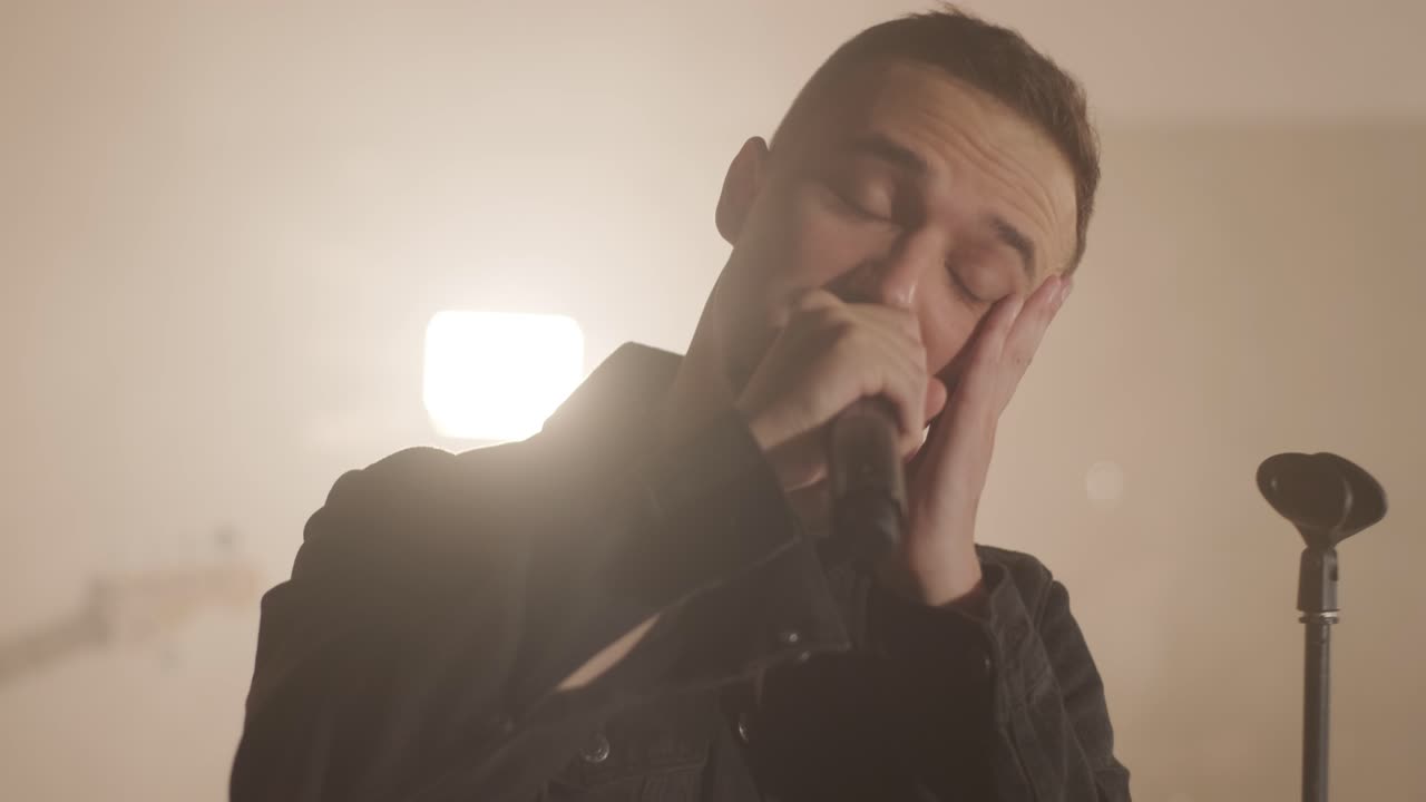 가수, 베이시스트, 피아니스트, 드러머, 기타리스트와 함께 라이브 밴드 공연