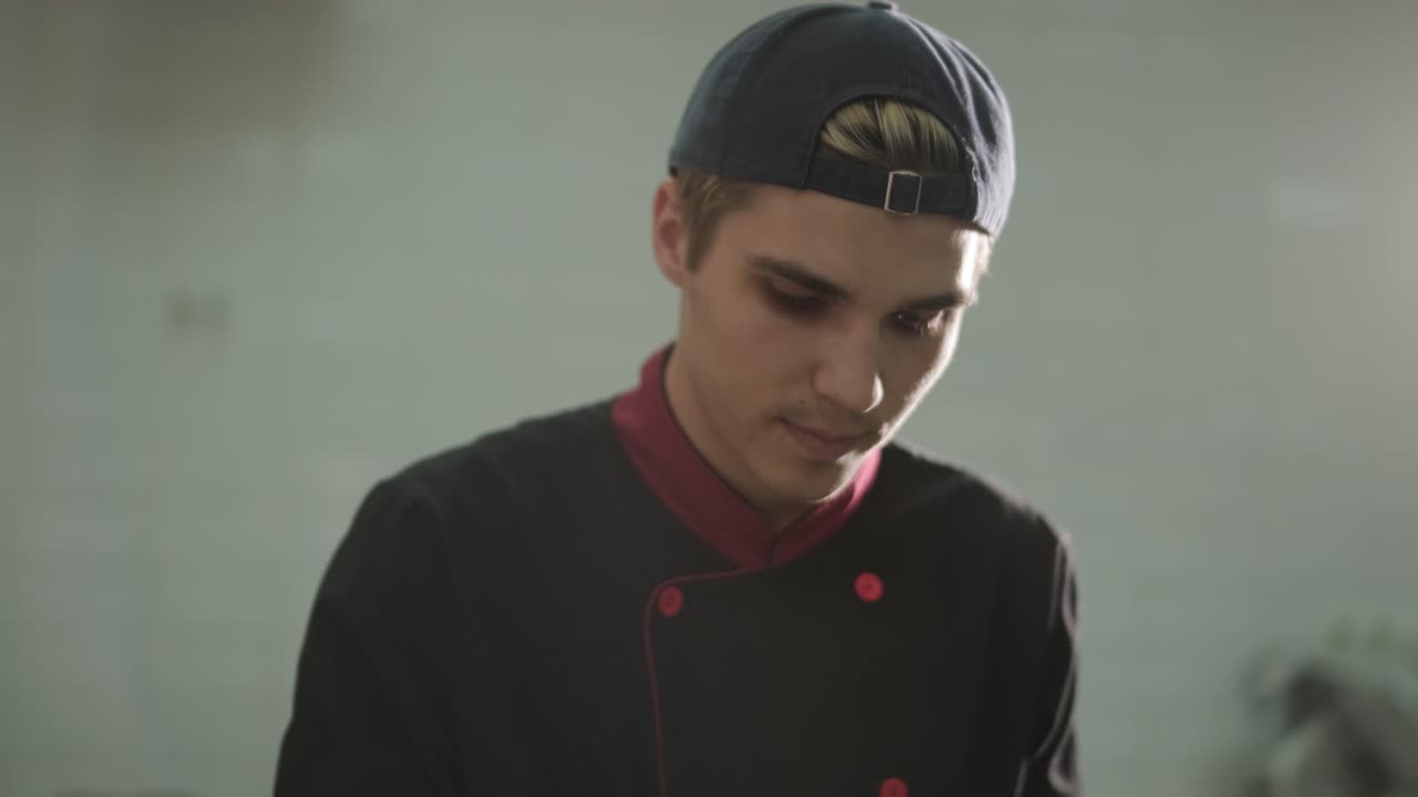 chef preparando ensalada césar en una cocina profesional