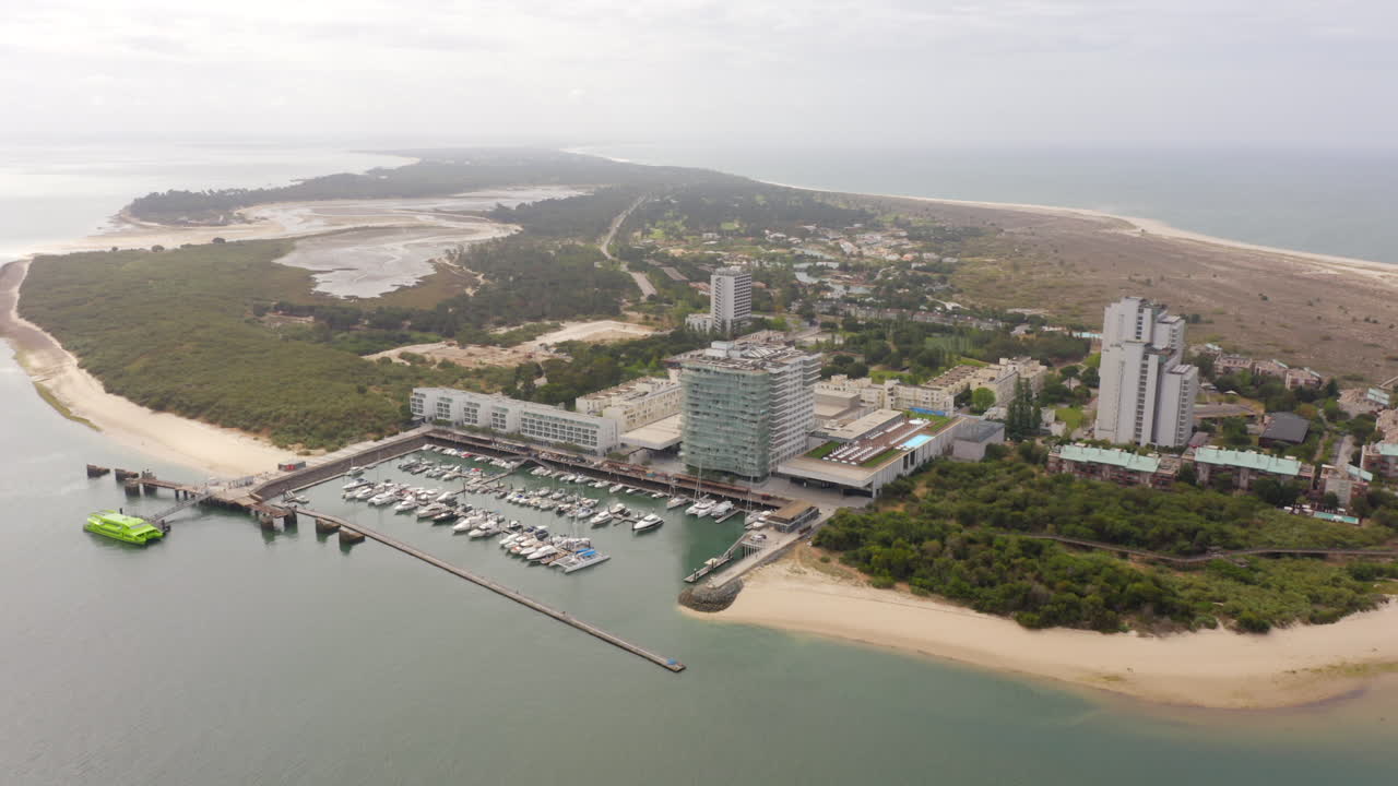 Panorama udara resor dan marina yacht Troia, Alentejo, Portugal