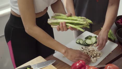 Mujeres-Preparando-Comida-Saludable-En-La-Cocina