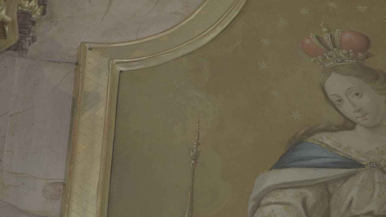 cámara panorámica de los rostros de la virgen maría con jesús en sus brazos en una pintura, primer plano