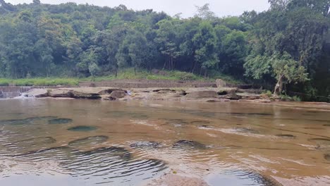 Fluss-Fließt-Morgens-Aus-Flachem-Winkel-In-Den-Grünen-Berg