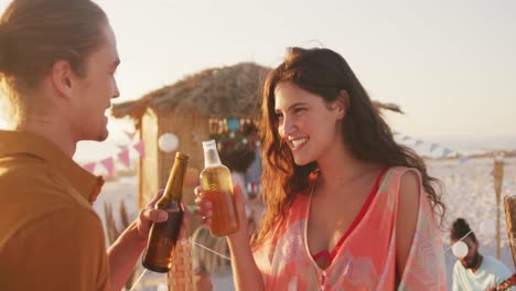 Kaukasische-Freunde-Genießen-Eine-Party-Am-Strand