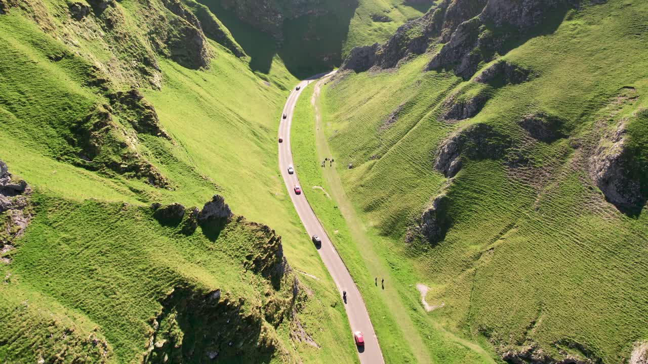 automóviles circulando en winnats pass en peak district de derbyshire, reino unido