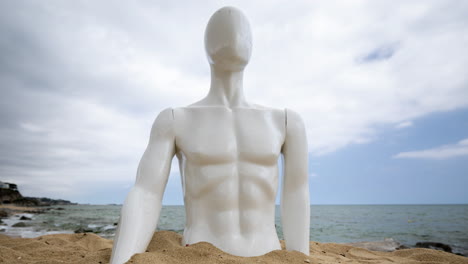 maniquí en una playa