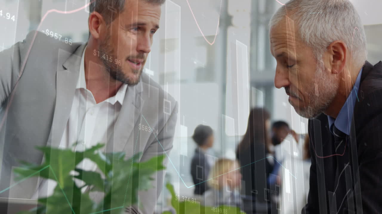 Animazione di elaborazione di dati finanziari su un gruppo di professionisti.
