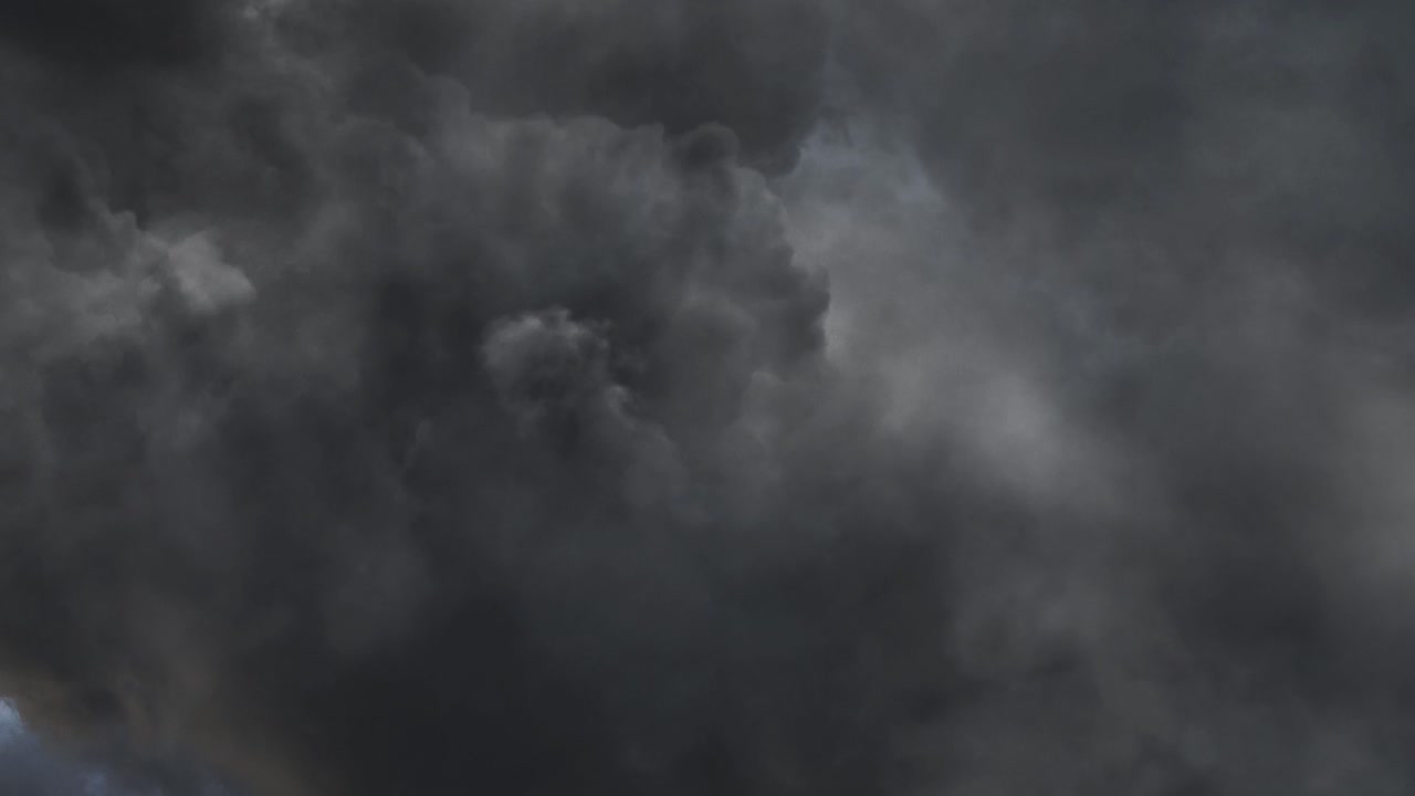 cielo oscuro antes del tiempo lluvioso