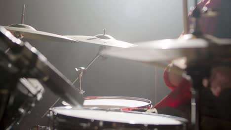 baterista tocando la batería en el estudio de música mientras ensaya