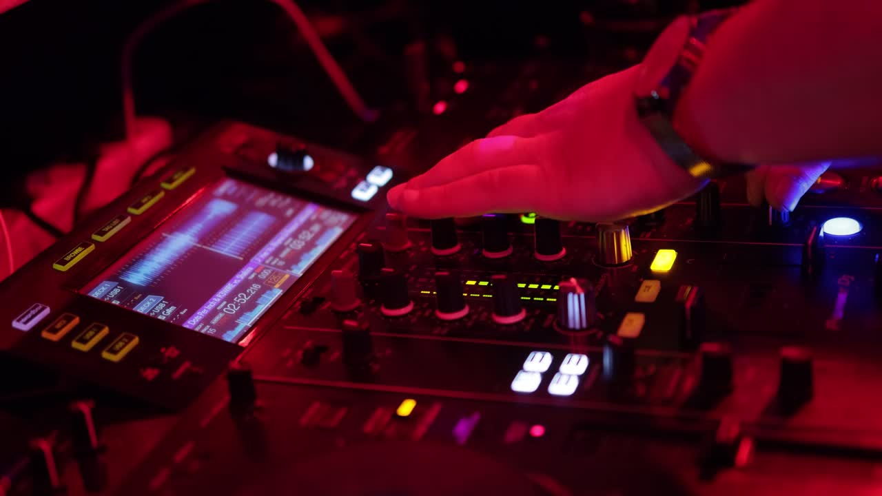 club nocturno, concepto de vida nocturna, manos de dj mezclando el control remoto de dj.