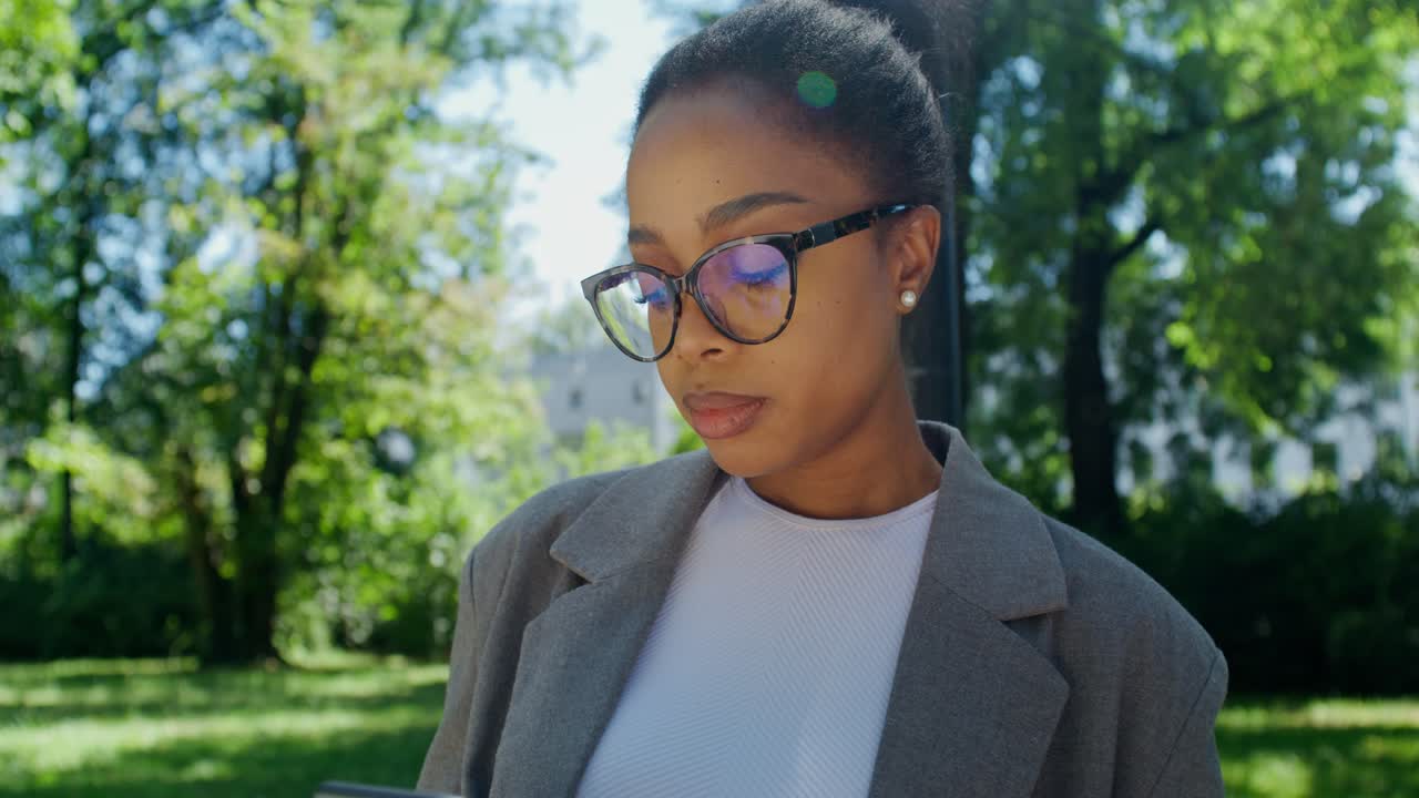 Donna che usa il telefono in un parco